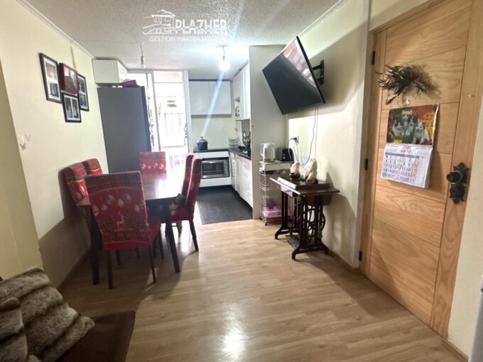 Interior de departamento con comedor y cocina integrada